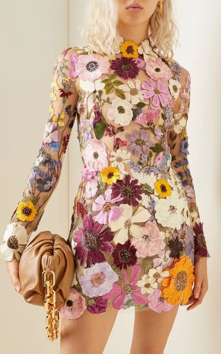 Vestido curto flores bordadas