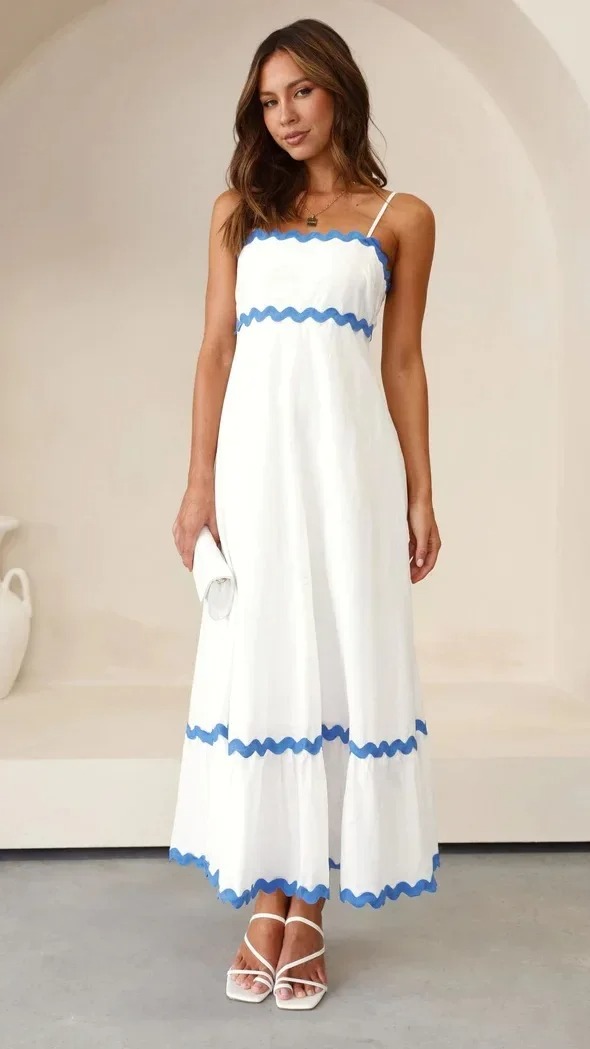 Vestido branco com borda ondulada azul
