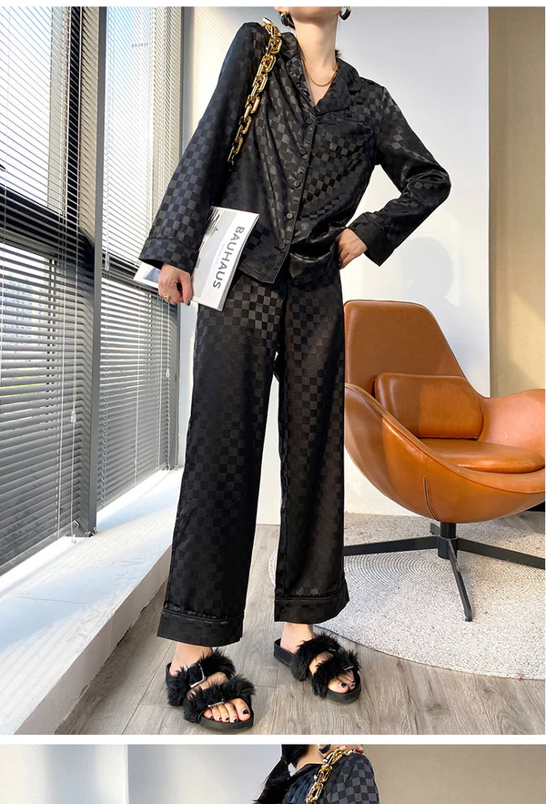 Pijama de cetim quadriculado preto